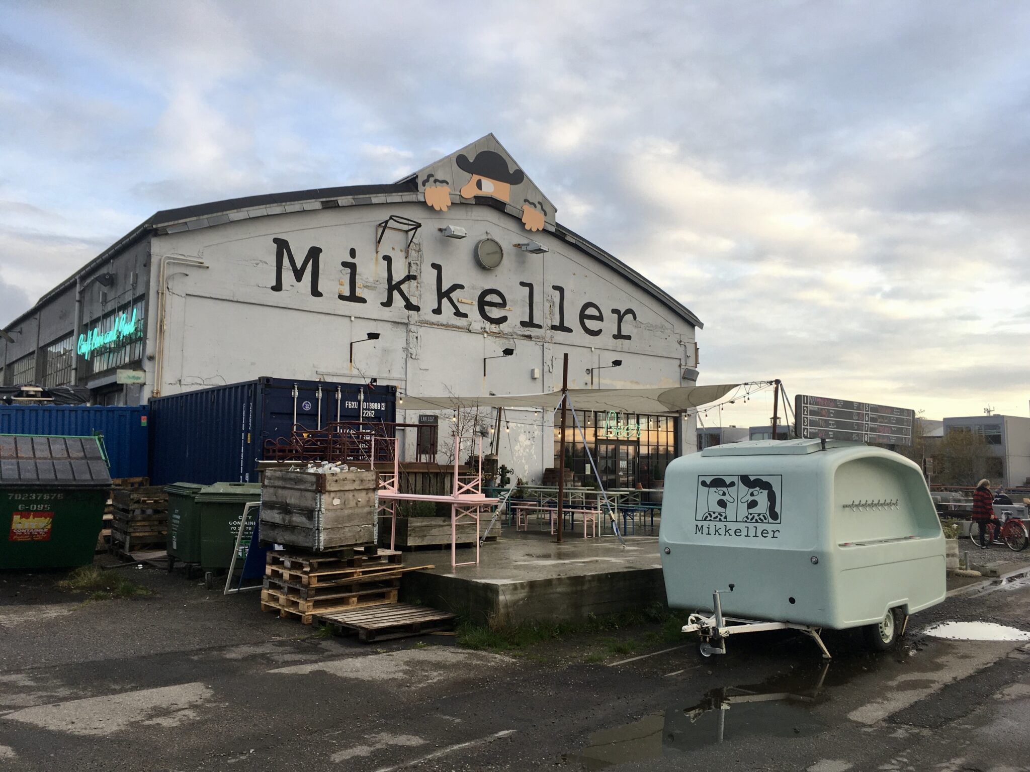 Mikkeller bygning med truck foran